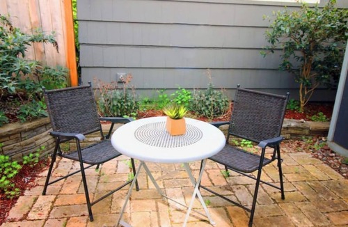 Alki Apartment | Steps2Beach/Private Patio/AC- Brand New Queen Bed!