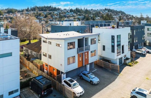 Alki Apartment | Steps2Beach/Private Patio/AC- Brand New Queen Bed!