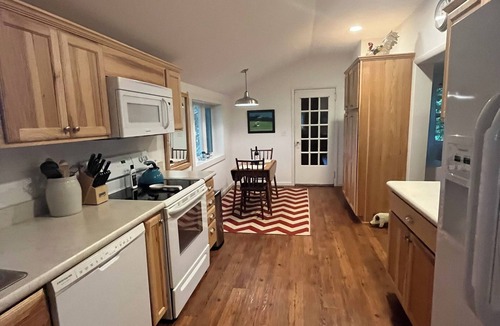 Empire House | Stonegable: Perfect couples retreat;quiet, private, modern, close to everything!