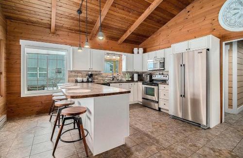 New Era House | Stony Lake Hideaway
