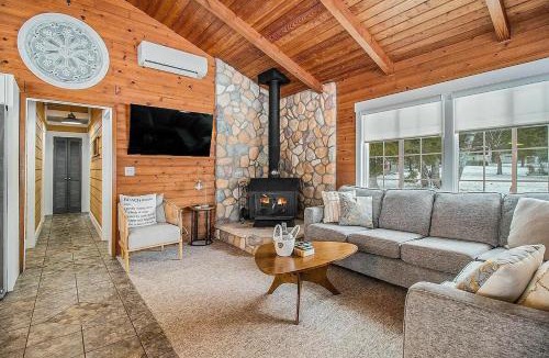New Era House | Stony Lake Hideaway