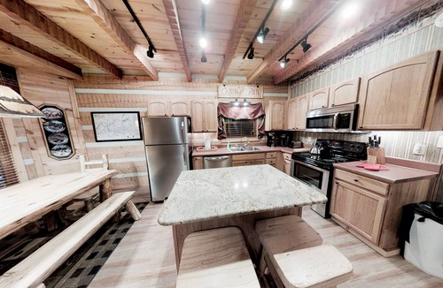 Smoky Mountains Cabin | Streamsong: Free Attraction Tickets, Hot Tub, Pool Table & Secluded Creek Views