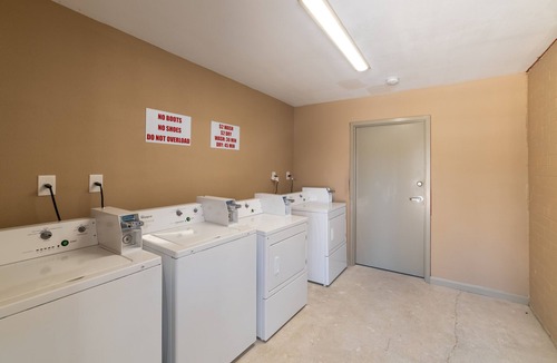 Park Forest - LA North Apartment | Studio, 1 King Bed, Kitchenette - Non-Smoking