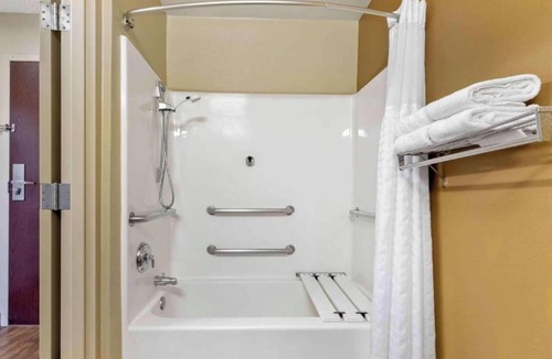 Vernon Hills Hotel | Studio 6 Extended Stay Chicago Vernon Hills Lincolnshire IL