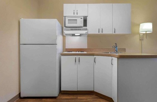 Sacramento Apartment | Studio 6 Sacramento|1 Queen|ADA|RI Shower|Smk|Kitchen
