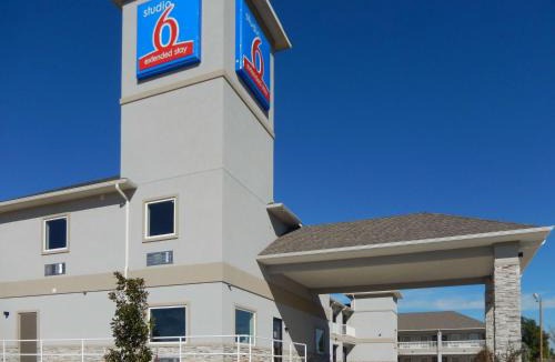 Yukon Hotel | Studio 6-Yukon, OK