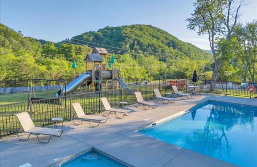 Pigeon Forge Ski Chalet | Studio Cabin with Loft near Smoky Mountains
