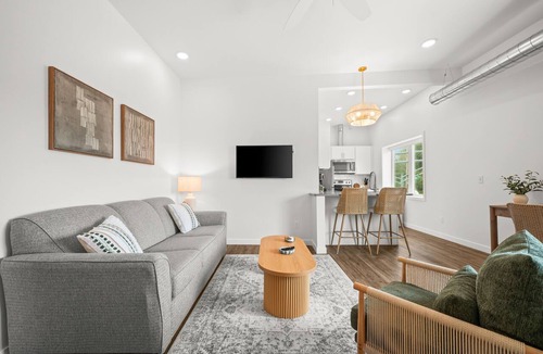 Bridgman Hotel | Studio King - Freshwater Inn - Bridgman, MI