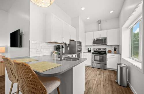 Bridgman Hotel | Studio King - Freshwater Inn - Bridgman, MI