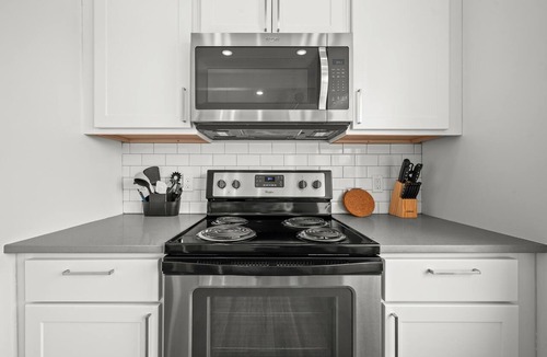 Bridgman Hotel | Studio King - Freshwater Inn - Bridgman, MI