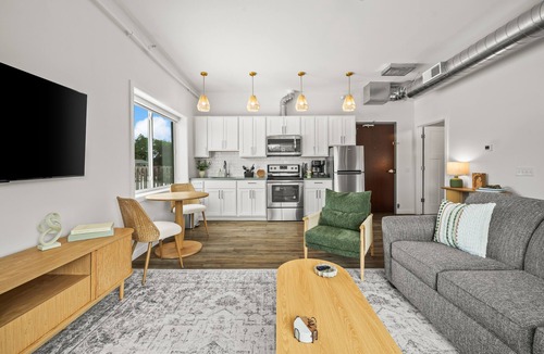 Bridgman Hotel | Studio King - Freshwater Inn - Bridgman, MI