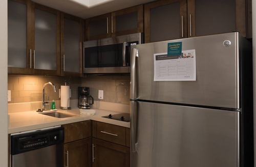 Lake Jackson Apartment | Studio | Pool + King bed + FREE Breakfast