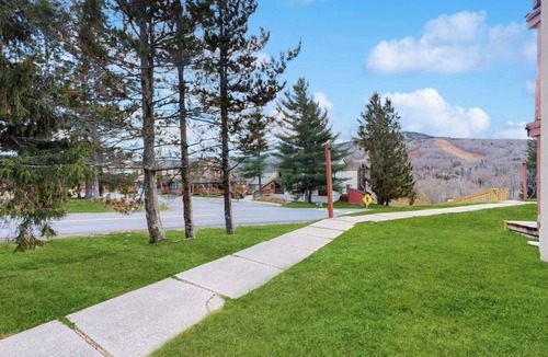 West Dover Apartment | Studio w/mountain view, shared pool, hot tub, sauna, tennis courts & shuttle