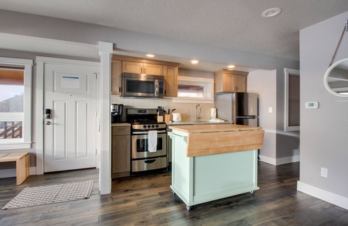 Oceanside Condo | Stunning and redesigned oceanfront condo - dog-friendly, too