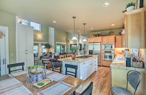 RiverWild House | Stunning Bend Retreat < 20 Mi to Mt Bachelor!