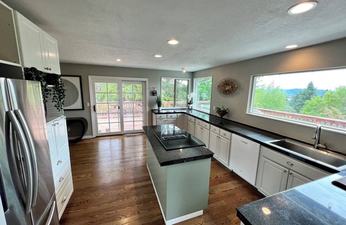 Sunnyside House | Stunning Mountain-View Mid Century Home w/hi-def theater, deck, parking
