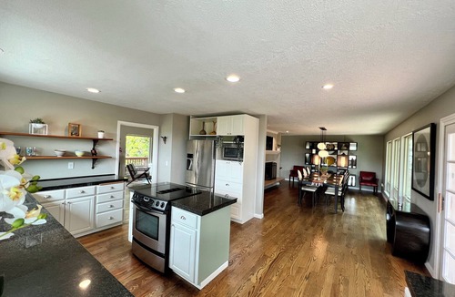 Sunnyside House | Stunning Mountain-View Mid Century Home w/hi-def theater, deck, parking