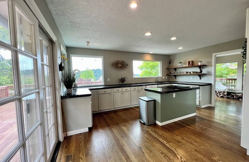 Sunnyside House | Stunning Mountain-View Mid Century Home w/hi-def theater, deck, parking