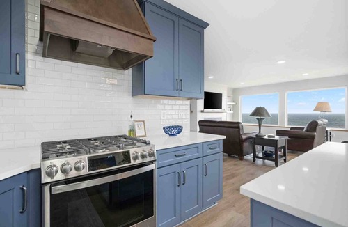 Cloverdale House | Stunning Panoramic Ocean Front Views, Single Level, Open Floor Plan, BBQ, Large Deck, Walk to Beach