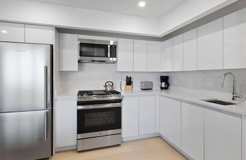 Battery Park City Condo | Stylish 1BR at Rector Place – Rooftop & Fitness Center