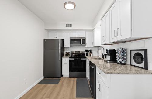 Royal Oak Apartment | Stylish 1BR Upper Flat in the Heart of Royal Oak