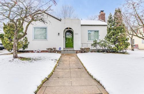 South Bend House | Stylish 3br Cozy Home 10min Drive from ND!