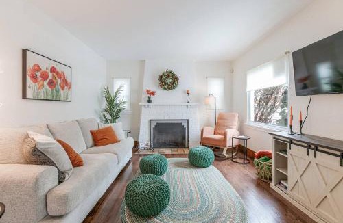 South Bend House | Stylish 3br Cozy Home 10min Drive from ND!