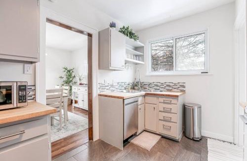 South Bend House | Stylish 3br Cozy Home 10min Drive from ND!
