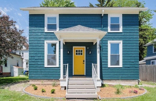 Appleton House | Stylish Downtown House - Steps to Dining & Shops