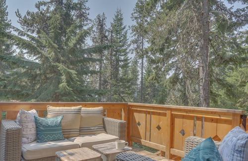 Government Camp Cabin | Stylish Duplex-Style Cabin with Free WiFi, Private Hot Tub, and Grill