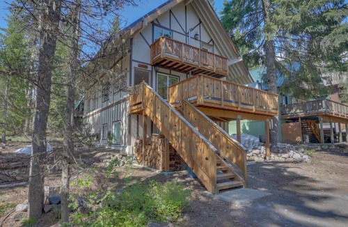 Government Camp Cabin | Stylish Duplex-Style Cabin with Free WiFi, Private Hot Tub, and Grill