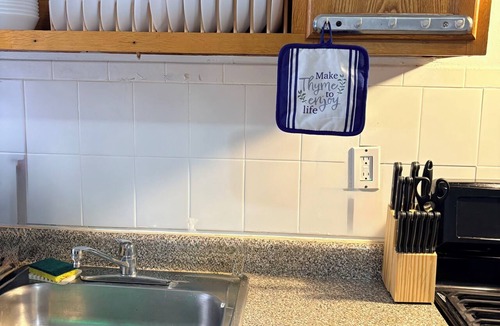 Elizabeth Apartment | Stylish Launch Pad 10 Min to Newark Easy NYC Access