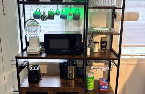 Elizabeth Apartment | Stylish Launch Pad 10 Min to Newark Easy NYC Access