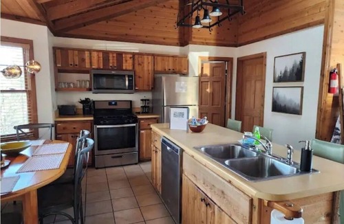 Foxfire Estates Cabin | Stylish Mountain Escape - Hot Tub - Fire Pit - Games