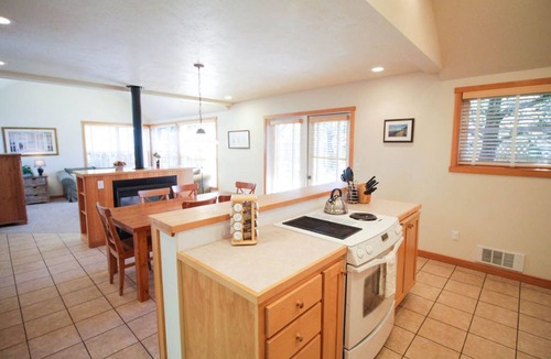 Shorepine Village House | Stylish Spacious 2 Bedroom, Walk to the Beach, or Explore Shorepine Village