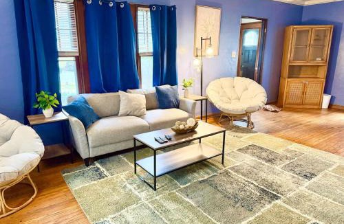 Eastside House | SU Dome and Downtown Room with Shared Common Spaces