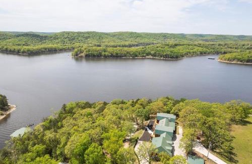 Jenkins House | Sugar Rock Lodge Log Cabin on Tablerock Lake