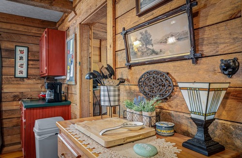 Mentone Cabin | Suite Retreat-fireplace, hot tub, & fire pit