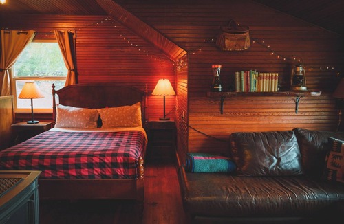 Ashford Cabin | Summit Suite at Ashford Lodge - Hot Tub and Projector, near Mt. Rainier!