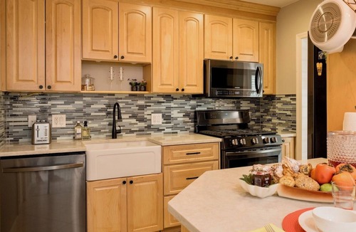 Midtown House | *SUNFLOWER MELODIES @ MIDTOWN* Modern Private Home & Pool + LAST KEY SERVICES…