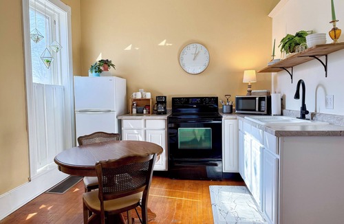 Palmyra House | Sunlit Studio on Historic Main Street