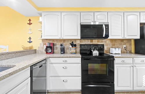 Cocoa Beach Condo | Sunny Cocoa Beach Condo W/Steps To Pool & Beach Access 🌴