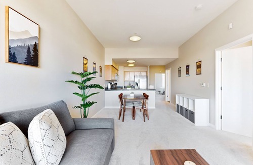 Bend Condo | Sunny condo with open layout, smart TV, balcony, W/D, & AC - great location