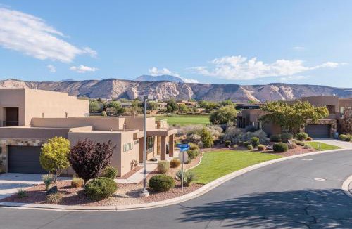 St. George House | Sunny Ledgeview Retreat