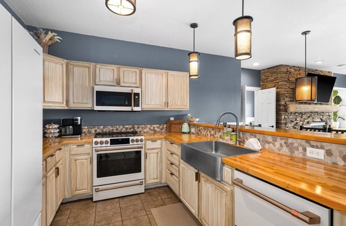 Two Harbors Condo | Sunrise Suite on Lake Superior- Pool & Hot Tub