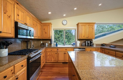 Sunriver House | SUNRIVER, 3 King Suites+Bunk Room! On 14th Green, Hot Tub, Bikes, 10 SHARC Pass’