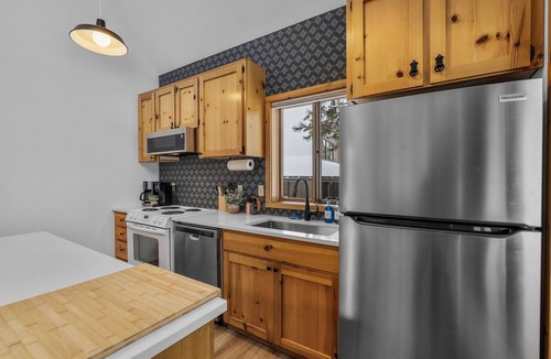 Sunriver Cabin | Sunriver Circle 4 | Hot Tub 6 Beds 8 SHARC Passes
