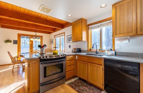 Sunriver Cabin | Sunriver Resort - SHARC Passes, Fireplace, Hot Tub