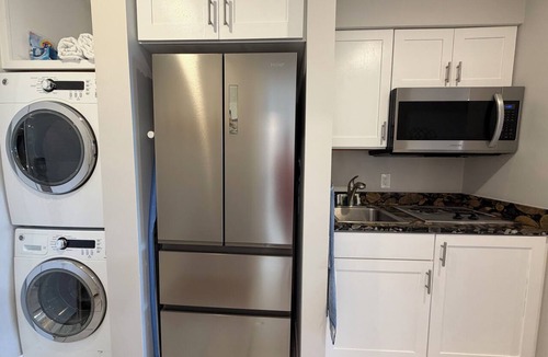 Acme Condo | Sunset & Shore:Cozy Lakeside Studio Condo