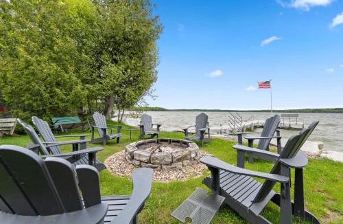 Baileys Harbor House | Sunset Shores - Lakeside Cabin #1 by Simple Life Rentals